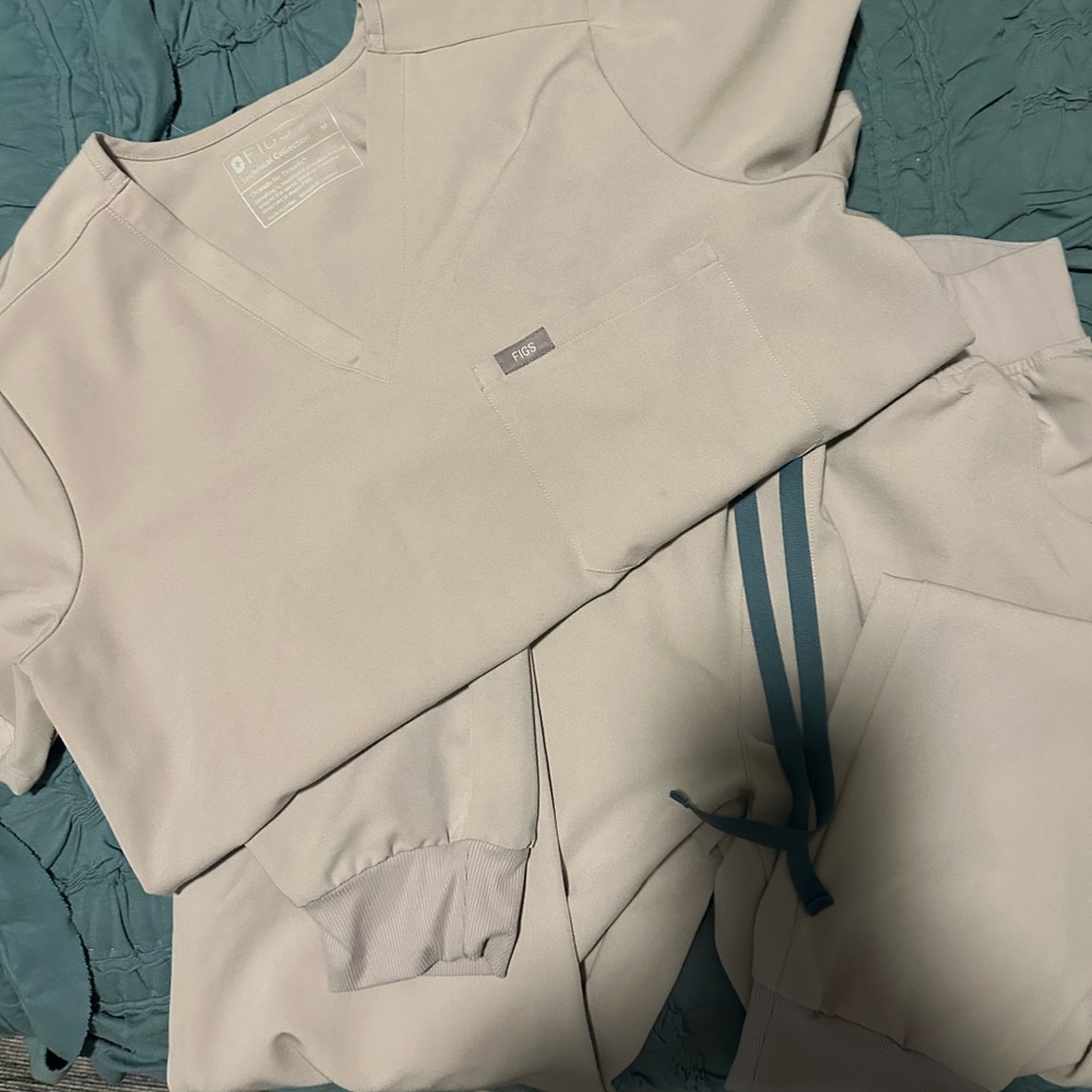 Figs Light Gray Scrub Ensemble